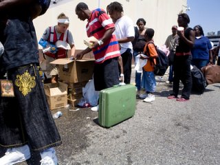 Новый Орлеан, наиболее сильно пострадавший от урагана "Катрина", покинули сотни тысяч человек. Там была объявлена принудительная эвакуация