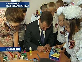 Президент России Дмитрий Медведев на День знаний 1 сентября выполнил священную обязанность главы государства - посетил учебное заведение