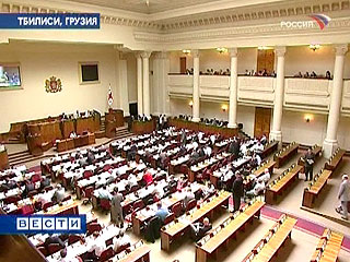 Парламент Грузии хочет отменить военное положение в стране, введя режим ЧП в Южной Осетии и Абхазии