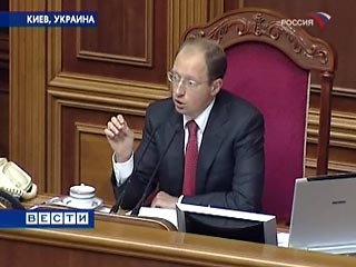 Арсений Яценюк в какой-то момент даже покинул сессионный зал парламента в знак протеста против рассмотрения законопроектов, принятие которых может привести к развалу "оранжевой" коалиции