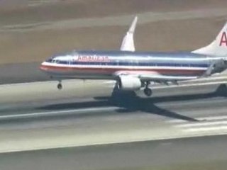 Пассажирский самолет авиакомпании American Airlines с лопнувшей шиной шасси совершил аварийную посадку в международном аэропорту Лос-Анджелеса