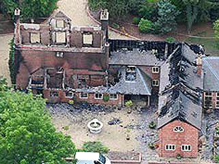 Полиция Великобритании раскрыла главную тайну исчезнувшего миллионера, в чьем сгоревшем особняке были найдены трупы.