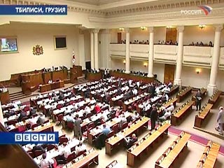 Парламент Грузии на пленарном заседании в среду принял решение отменить в стране военного положения, передает "Интерфакс". Напомним, оно было введено 9 августа сроком на 15 дней и продлено 23 августа до 8 сентября. Отменена и всеобщая мобилизация
