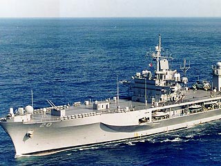 Это штабной корабль ВМС США Mount Whitney, который сейчас проходит Босфор и Дарданелы, следуя в акваторию Черного моря