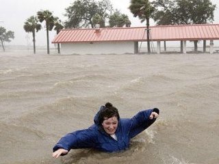 По меньшей мере 1,2 млн жилых домов и офисных зданий остаются без электричества в штате Луизиана после того, как по нему прошел ураган "Густав"