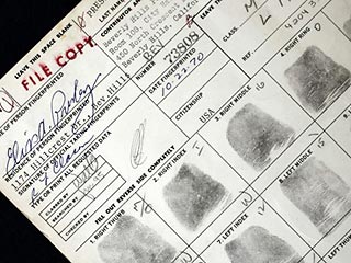 Отпечатки пальцев знаменитого короля рок-н-ролла Элвиса Пресли будут проданы в четверг, 4 сентября, на аукционе в лондонской галерее Idea Generation. По оценкам экспертов, стоимость необычного лота может составить 75 тысяч фунтов