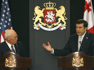 Президент Грузии Михаил Саакашвили в четверг на совместном брифинге с вице-президентом США Диком Чейни, прибывшим в Тбилиси в четверг, привлек внимание мирового сообщества к теме, обозначенной им как этнические чистки в Абхазии и Южной Осетии