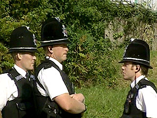Британским полицейским запретили носить темные очки