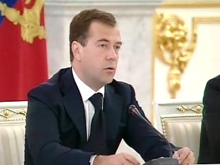 На Россию по-прежнему пытаются давить, а в Грузию опять идет оружие, заявил Медведев