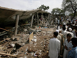 Число погибших от взрыва под Пешаваром возросло до 35 человек