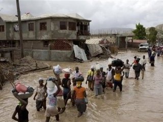 По меньшей мере 30 человек погибли и 15 получили ранения на северо-западе Гаити в результате наводнений, вызванных проливными дождями, которые принес ураган "Айк"