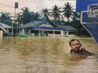 На малайзийском курортном острове Пинанг более десяти тысяч человек были вынуждены покинуть свои дома из-за сильнейших за последние 14 лет наводнений