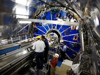В создании и разработке Большого адронного коллайдера - самого мощного ускорителя элементарных частиц в истории - участвовали многие российские ученые и инженеры, институты и предприятия