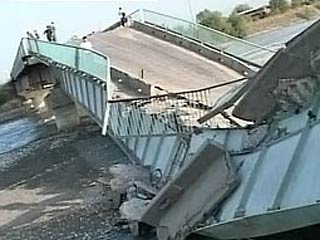 Специалисты МЧС устанавливают причину обрушения пролета автомобильного моста на федеральной трассе М-29 (Москва-Баку), которое произошло в воскресенье в у села Чечен-Аул в Чеченской республике