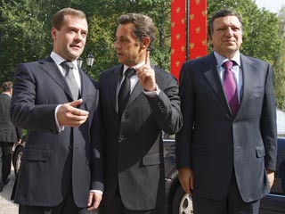 Президент РФ Дмитрий Медведев на переговорах в Подмосковье предложил французскому коллеге Николя Саркози обсудить исполнение плана "Медведева-Саркози" с учетом событий последнего месяца, с учетом новых реалий