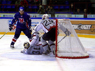 В понедельник состоялся один матч в рамках регулярного чемпионата Континентальной хоккейной лиги (КХЛ), в котором новосибирская "Сибирь" на своем льду одержала разгромную победу над рижским "Динамо" - 6:1 (3:0, 0:1, 3:0)