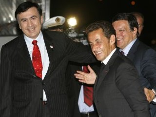 Президент Франции Николя Саркози в Тбилиси на совместном брифинге с президентом Грузии Михаилом Саакашвили подчеркнул важность соглашений, достигнутых в Москве