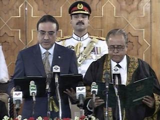 Президент Пакистана Асиф Али Зардари приведен к присяге