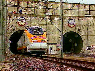 В железнодорожном тоннеле под проливом Ла-Манш возник пожар, движение поездов по нему остановлено