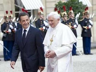 Президент Франции Николя Саркози лично приветствовал понтифика