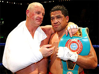 Два австралийских боксера нанесли друг другу тяжелые травмы (переломы рук) в бою за титул чемпиона страны в супертяжелом весе, который состоялся в Брисбене