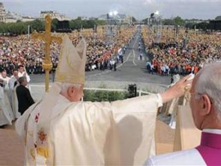 на богослужение в Лурде, которое возглавил Папа,  собрались тысячи паломников