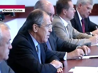 Лавров в Цхинвали, подписывая договор о дружбе с ЮО, обвинил Тбилиси в отходе от плана Медведева-Саркози