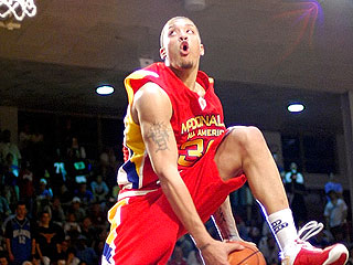 Руководство НБА оштрафовало на 50 тысяч долларов новичка "Майами Хит" Майкла Бизли, выбранного под вторым номером на драфте-2008