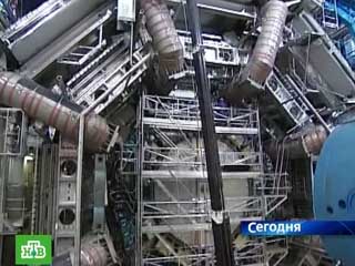 Новый сбой произошел в работе большого адронного коллайдера. Как сообщает в субботу телеканал "Вести-24", один из магнитов ускорителя вышел из сверхпроводящего в обычное состояние, а также произошла утечка гелия