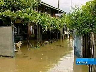 В результате проливного дождя в Тбилиси затоплены некоторые районы, повреждены здания, автомашины, размыта дорога