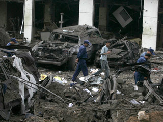 онна тротила оставила лежать в руинах отель Marriott в Исламабаде. Среди многочисленных жертв трагедии оказался посол Чехии в стране Иво Здарек