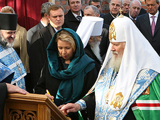 Супруга президента РФ Светлана Медведева приложилась в Кронштадте к подлинным вещам Иоанна Кронштадтского