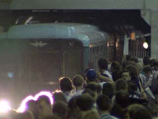 На станции "Белорусская" Замоскворецкой линии столичного метро в понедельник вечером на рельсы упал пассажир