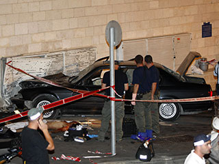 В Иерусалиме водитель арабского происхождения, управляя автомобилем BMW, совершил наезд на группу пешеходов