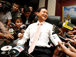 Король Таиланда Пумипон Адульядет (Рама IХ) в среду утвердил состав нового кабинета министров, возглавляемого избранным на прошлой неделе премьер-министром Сомчаем Вонгсаватом (на фото)