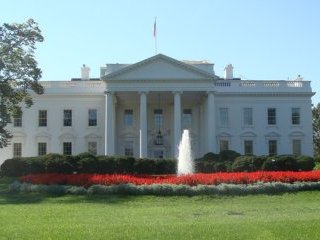 Президент США Джордж Буш пригласил претендентов на пост нового главы государства демократа Барака Обаму и республиканца Джона Маккейна в Белый дом для обсуждения пакета мер по оказанию помощи национальной экономике