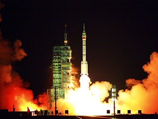 Китай в четверг успешно запустил свой третий пилотируемый космический аппарат Shenzhou-7 ("Шэньчжоу-7") с тремя космонавтами на борту, которым в первые в истории страны предстоит совершить выход в открытый космос