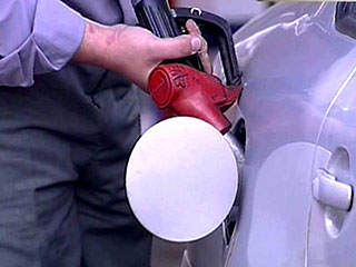 Правительство РФ приостановило до 31 декабря 2008 года действие техрегламента, определяющего требования к бензину, дизельному топливу и топочному мазуту, и поручило профильным ведомствам до 1 декабря подготовить поправки в него