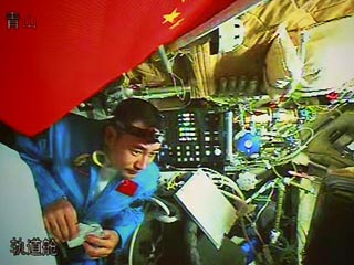 Два члена экипажа корабля "Шэньчжоу-7" покинули возвращаемый отсек и перешли в специальный модуль, откуда в ближайшие часы предстоит совершить выход в открытый космос