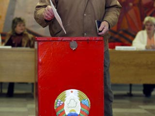 ЦИК Белоруссии не считает присутствие нескольких человек в кабине для голосования серьезным нарушением