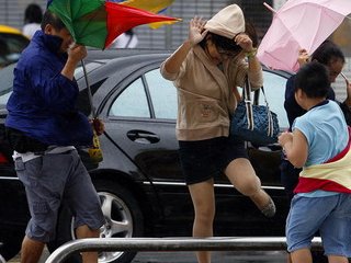 В настоящее время тропический циклон бушует в Восточно-Китайском море у северной оконечности Тайваня. Стихия парализовала нормальную жизнь на 23-миллионном острове