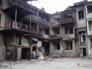 В разрушенной в результате августовского конфликта столице Южной Осетии Цхинвали, несмотря на громкие заявления властей в Москве, никакого масштабного восстановления жилых домов до сих пор не заметно
