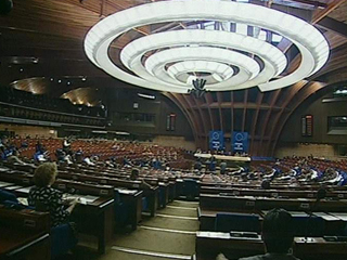 Парламентская ассамблея Совета Европы (ПАСЕ) приняла решение рассмотреть в среду, а не в четверг инициативу группы депутатов о лишении полномочий российской делегации в связи с августовскими событиями в Южной Осетии