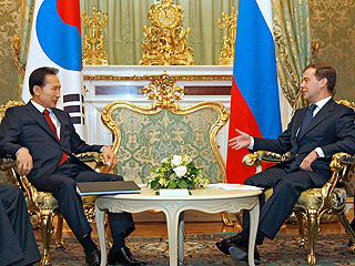 Медведев и Ли Мен Бак договорились закрепить отношения между Россией и Южной Кореей в стратегическом партнерстве 