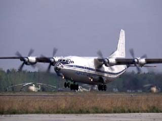 У военно-транспортного самолета Ан-12 при взлете отвалилось одно из колес шасси