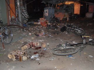 По крайней мере пять человек погибли в понедельник в результате двух взрывов на западе Индии. Причиной их стали самодельные взрывные устройства