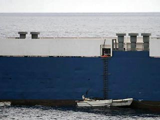 На борту захваченного пиратами украинского судна Faina произошла перестрелка: трое погибших