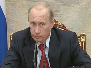 На антикризисном совещании у премьер-министра Владимира Путина были объявлены четыре новые антикризисные меры, в числе которых предоставление до 50 млрд долларов на рефинансирование долгов компаний через Внешэкономбанк