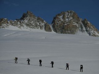 Трое японских альпинистов погибли в Гималаях из-за схода снежной лавины