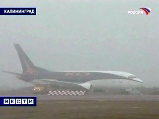 Самолет авиакомпании "КД Авиа" с 138 пассажирами и шестью членами экипажа на борту совершил посадку в аэропорту Калининграда с невыпущенными шасси, на фюзеляж и двигатели